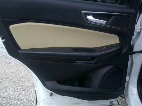 Used 2020 Ford Edge SE FWD image 16