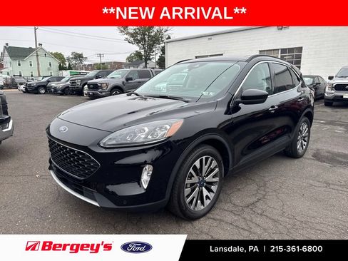 Used 2022 Ford Escape Titanium w/ Class II Trailer Tow Package AWD/4WD image 1