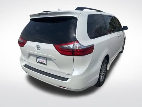 Used 2020 Toyota Sienna XLE image 5