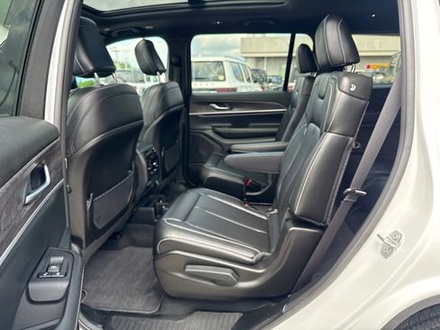Used 2025 Jeep Grand Cherokee L Limited w/ Black Appearance Package AWD/4WD image 24