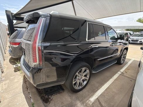 Used 2018 Cadillac Escalade Luxury RWD image 3