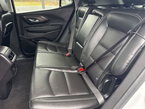 Used 2024 GMC Terrain SLT image 17