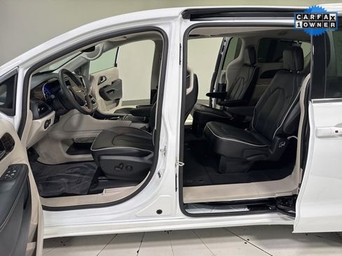 Used 2024 Chrysler Pacifica Limited image 8