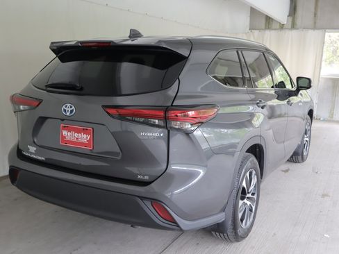 Used 2021 Toyota Highlander XLE AWD/4WD image 7