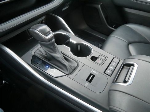 Certified 2021 Toyota Highlander XLE image 17