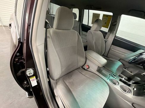 Used 2012 Toyota Highlander FWD image 23