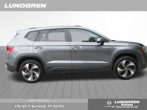 Used 2024 Volkswagen Taos SE AWD/4WD image 2