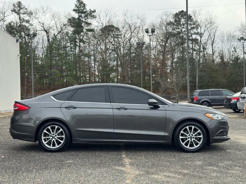 Used 2017 Ford Fusion SE FWD image 9