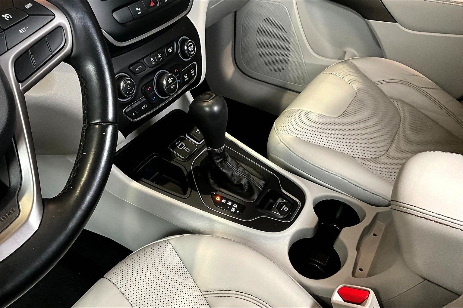 Used 2021 Jeep Cherokee Latitude Lux w/ Comfort/Convenience Group FWD image 18