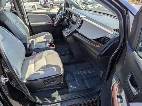 Used 2020 Toyota Sienna Limited w/ Carpet Mat Package FWD image 5