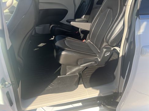 Used 2024 Chrysler Pacifica Touring-L image 18