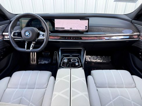 Used 2023 BMW i7 xDrive60 w/ Executive Package 2 image 13