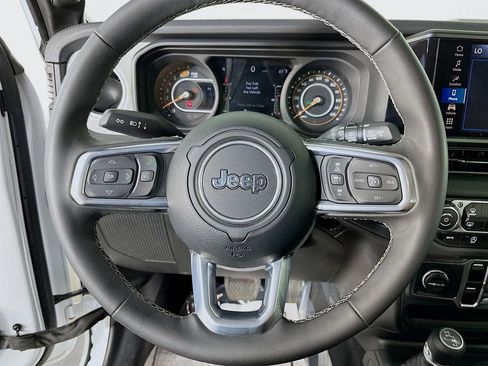 Used 2025 Jeep Wrangler Unlimited Sahara AWD/4WD image 14