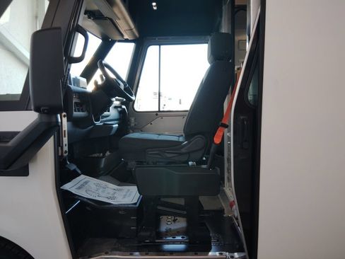 Used 2024 Chevrolet Brightdrop 400 w/ Commercial Equipment Package AWD/4WD image 18