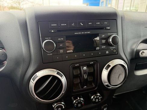 Used 2016 Jeep Wrangler Unlimited Sahara w/ Connectivity Group AWD/4WD image 5