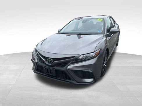 Used 2023 Toyota Camry SE image 3