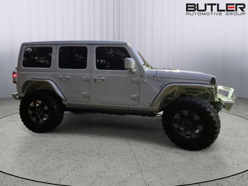 Used 2019 Jeep Wrangler Unlimited Sahara image 5