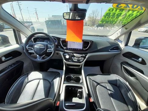 Used 2023 Chrysler Pacifica Limited FWD image 41