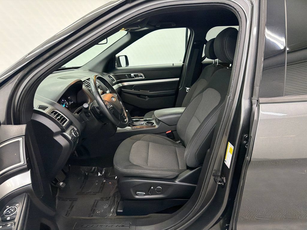 Used 2017 Ford Explorer XLT w/ Equipment Group 201A FWD image 9