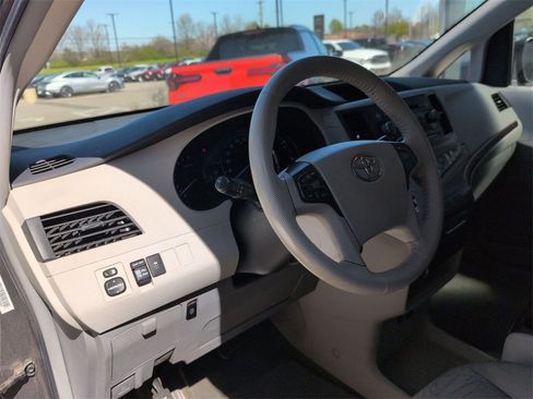 Used 2012 Toyota Sienna XLE image 11