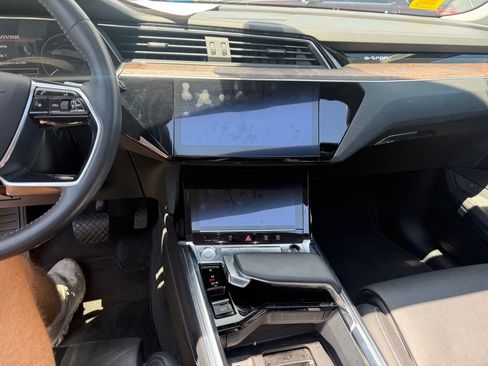 Used 2019 Audi e-tron Prestige w/ Prestige Package AWD/4WD image 10