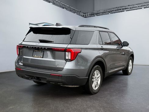 Used 2025 Ford Explorer Active AWD/4WD image 3