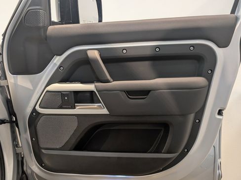 Used 2023 Land Rover Defender 110 SE image 30