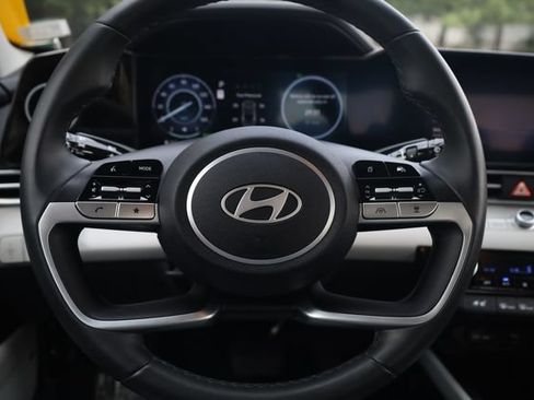 Certified 2025 Hyundai Elantra Limited FWD image 12