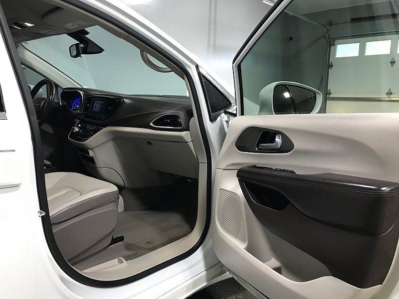 Used 2017 Chrysler Pacifica Touring-L FWD image 12