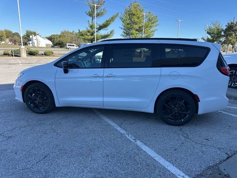 New 2026 Chrysler Pacifica Select image 19