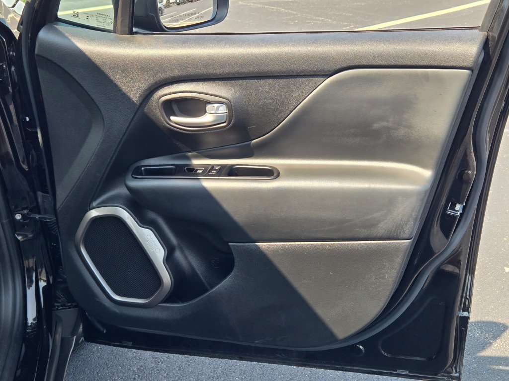 Used 2023 Jeep Renegade Latitude AWD/4WD image 5