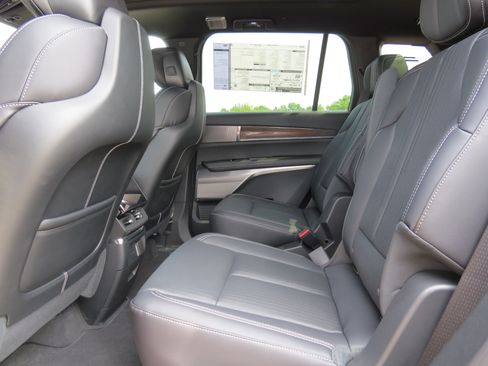 New 2026 Cadillac Vistiq Sport image 17