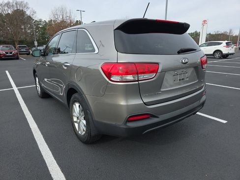 Used 2017 Kia Sorento L image 5