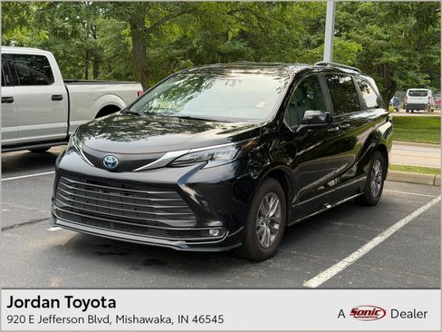 Used 2025 Toyota Sienna XLE FWD image 1