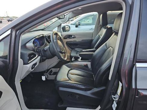 Used 2023 Chrysler Pacifica Touring-L image 3