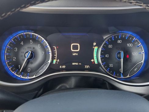 Used 2023 Chrysler Pacifica Touring-L image 17