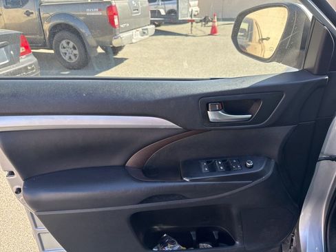 Used 2019 Toyota Highlander XLE image 9