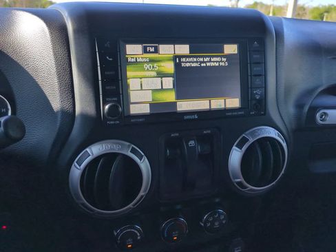 Used 2016 Jeep Wrangler Sahara w/ Connectivity Group image 16