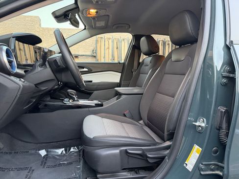 Used 2025 Chevrolet Trax LT w/ LT Convenience Package image 24