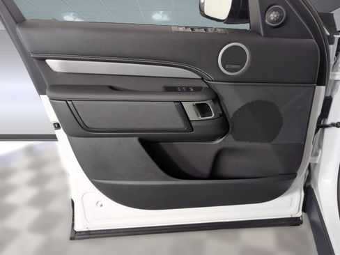 Used 2025 Land Rover Discovery Dynamic SE image 18