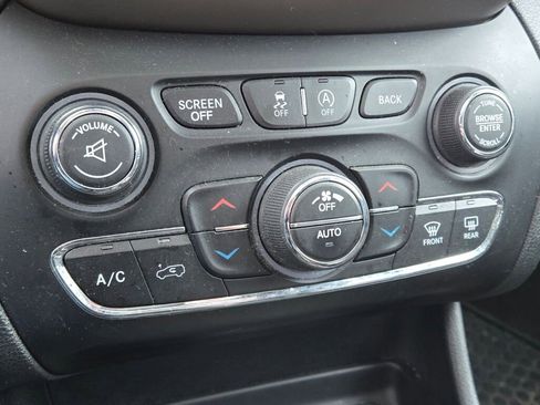 Used 2015 Jeep Cherokee Latitude w/ Comfort/Convenience Group image 18