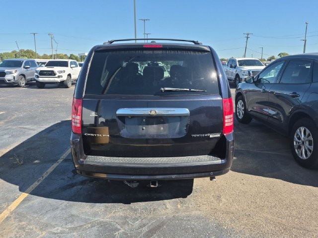 Used 2010 Chrysler Town & Country Touring w/ Safetytec Group FWD image 4