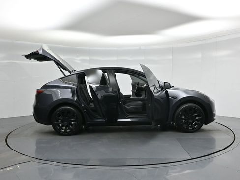 Used 2024 Tesla Model Y Long Range image 3