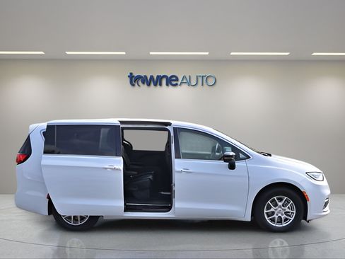 Used 2025 Chrysler Pacifica Select FWD image 9