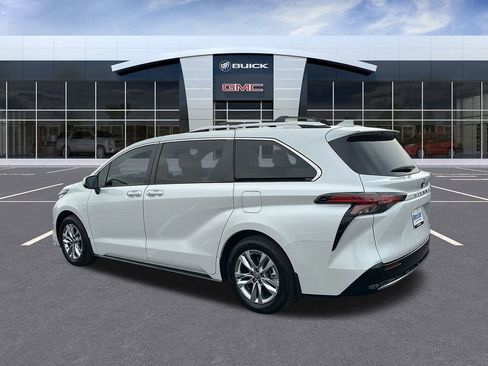 Used 2024 Toyota Sienna Limited image 3