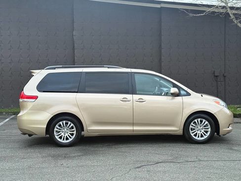 Used 2014 Toyota Sienna XLE image 4