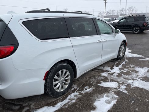 Used 2018 Chrysler Pacifica Touring Plus image 15