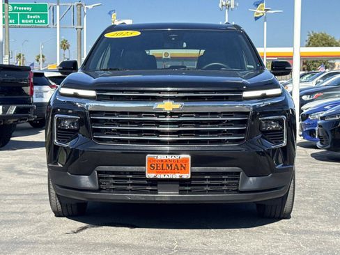 Used 2025 Chevrolet Traverse LT FWD image 2