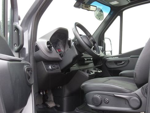 Used 2025 Mercedes-Benz Sprinter 2500 image 9