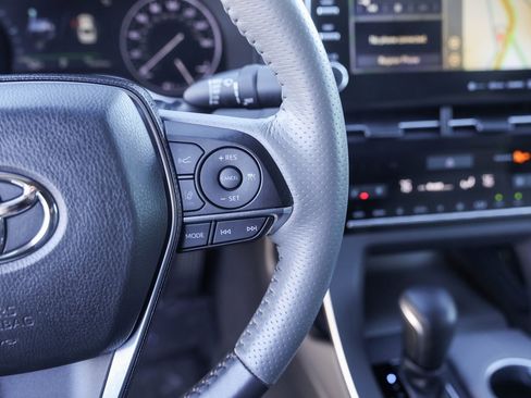 Used 2020 Toyota Avalon Limited image 15